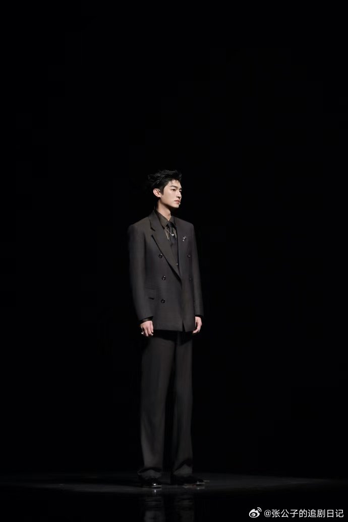 杨旭文和卢凌风郭靖同框杨旭文同台两个经典角色，梦回卢凌风桀骜、郭靖赤诚。金树林盛