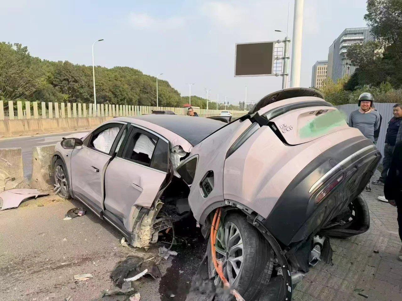 蔚来回应一ec6碰撞后车体断裂 蔚来车体中间断裂，在没有速度，撞击物体，撞击角度
