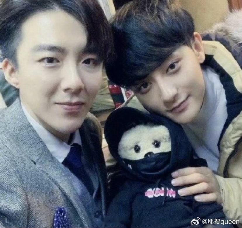 这就是多年老友，刘宇宁陪黄子韬敬酒，哎呦！真的是好朋友结婚我坐主桌！爽啊 ​​​