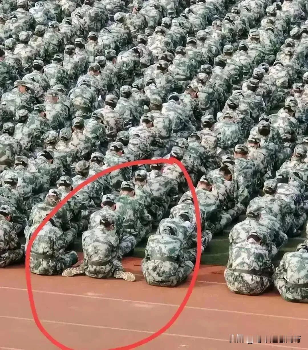 “零零后整顿军训职场？！”