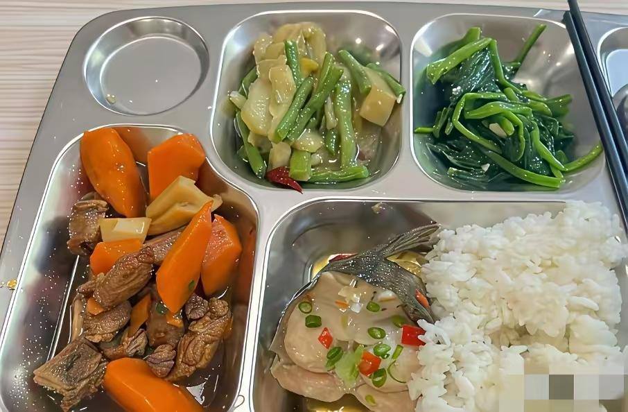 孩子在学校食堂发来的一张照片。很好，荤素搭配，看去很有食欲，孩子们不仅能吃饱，还