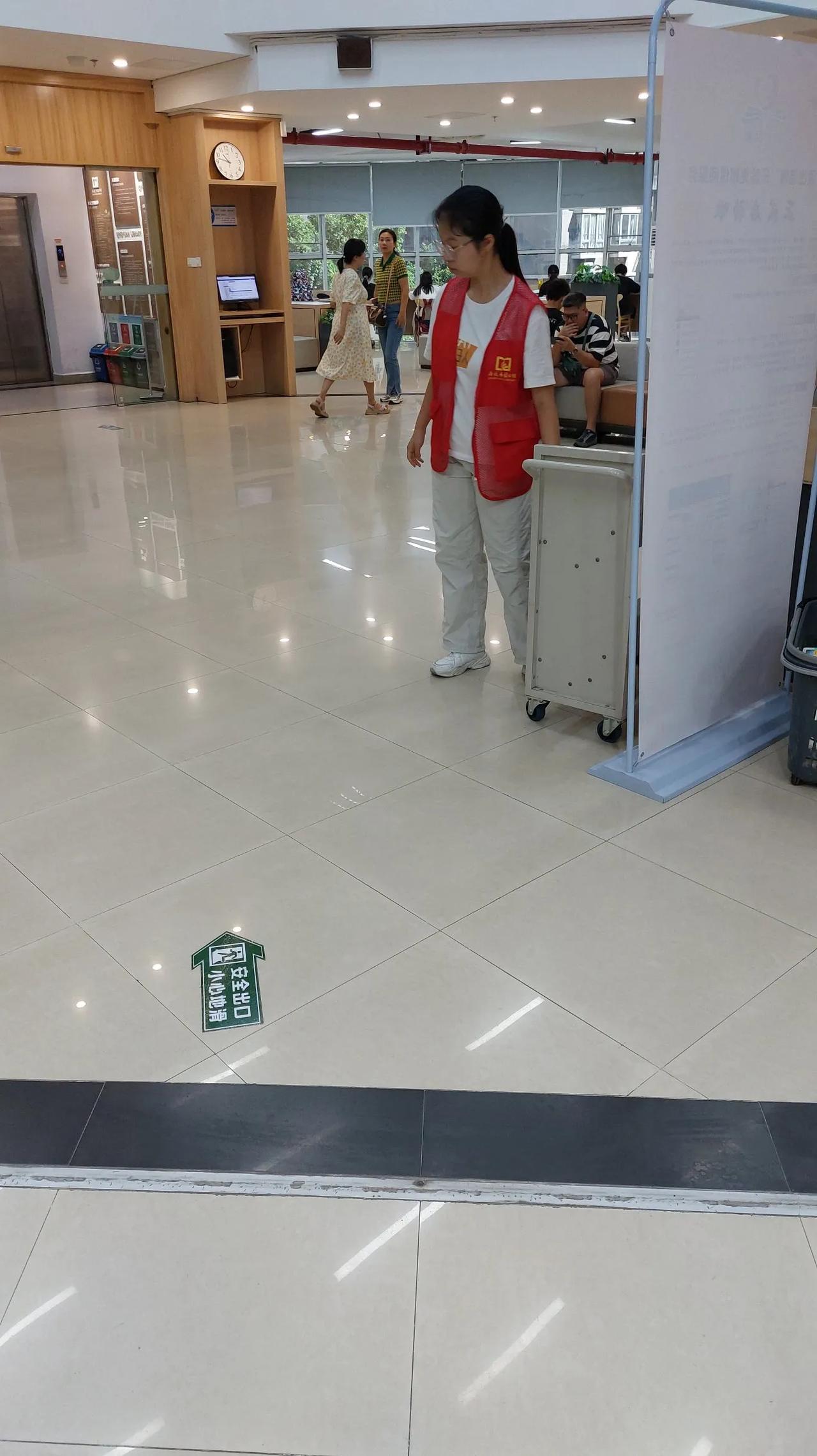 清远市图书馆：每天都有很多人来市图书馆，但看实体书的人很少，许多人带笔记本电脑过