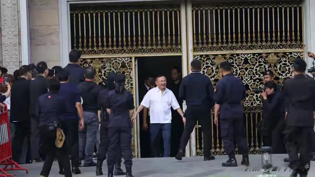 泰国政坛这波操作真是够震撼的！曾经搅动泰国政坛近20年的他信，在服刑8个月后获释
