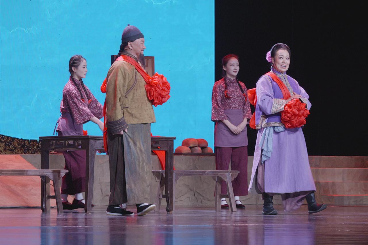 3月25日，已经退休的著名二人台表演艺术家武利平再次登上了舞台，与爱女武燕妮一起