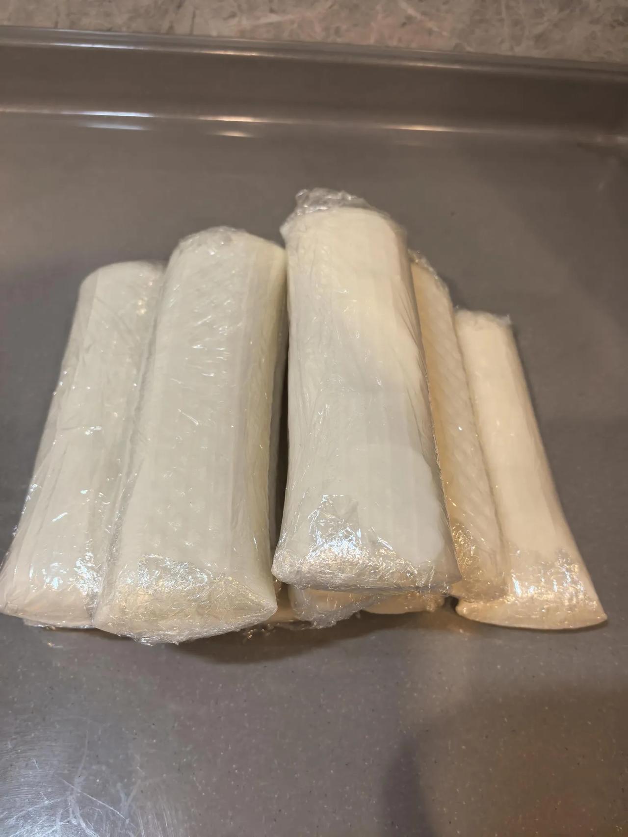 年糕这样放冰箱能放多久？
以前年糕放外面容易干，直接放冰箱也会发霉，也懒得放水桶