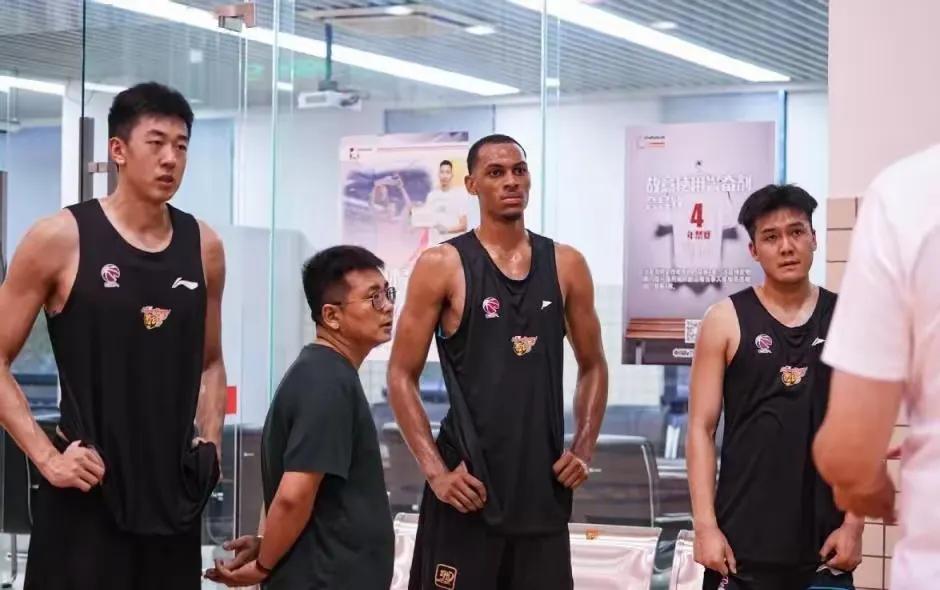 外援是救命稻草还是遮羞布？

又出事了？广东男篮可谓是新闻不断啊！先是年轻小将彭