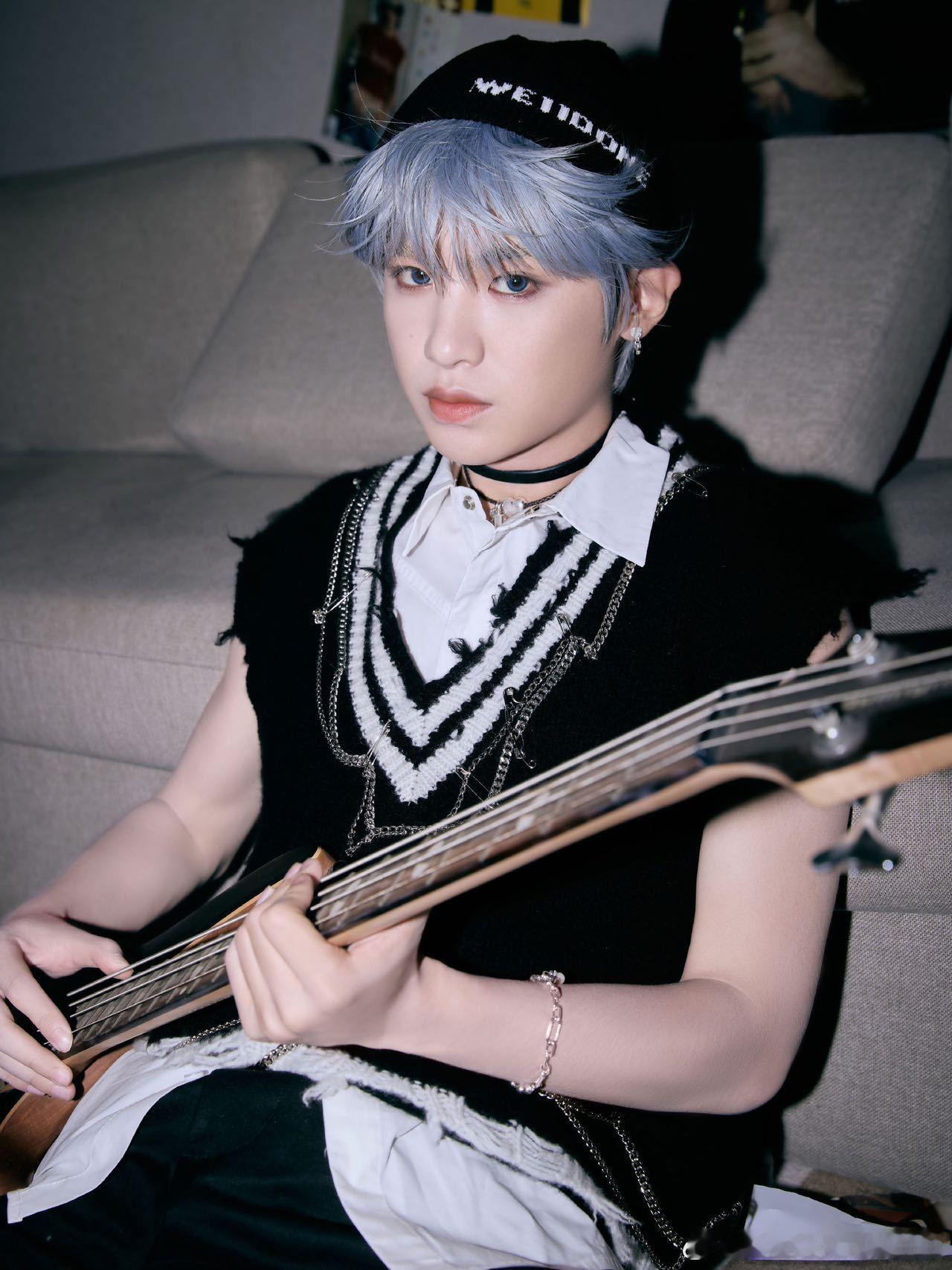 #爱豆黄明昊限定回归#家人们，雾霾蓝发色的黄明昊真的不容错过，这个发色直接充满了