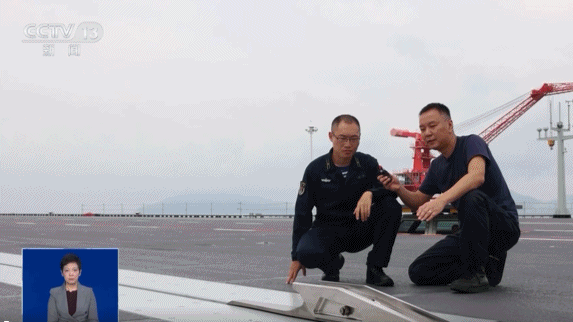 第一视角刷爆外网！近距离拍福建舰“弹射急停”全程，甲板气流刮得摄像师握不住机
最