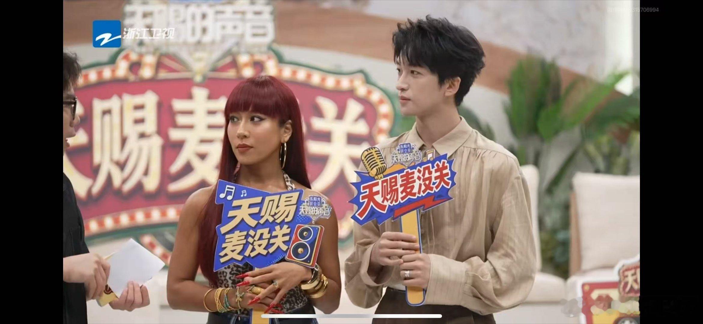 黄子弘凡吉克隽逸他在闹她在笑吉克隽逸说黄子弘凡凶天赐闲聊环节笑点爆棚，黄子弘凡不