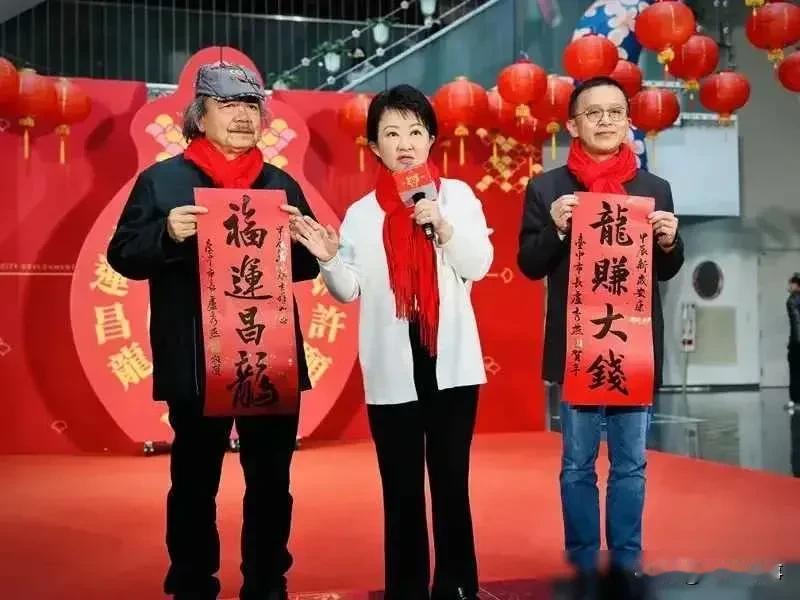 国民党三组合，“燕子”、“汉子”都有发新春祝福——送春联了，目前只有“秃子”还在