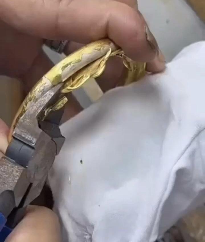 河南开封最近出了件让消费者气得跳脚的事儿——多名消费者自带黄金去加工“金包银”首