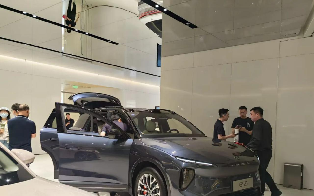 520逛街，发现蔚来店里排队看车的人超多，据说是今天新款ES6展车到店了，我问了