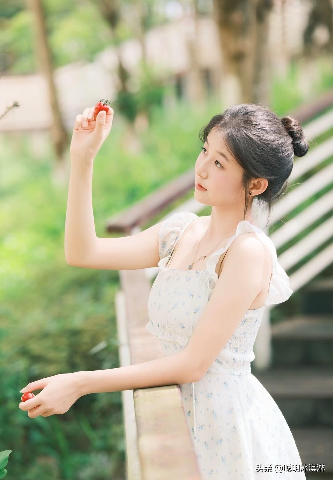 夏日清新少女，手捧红莓，微笑如花。