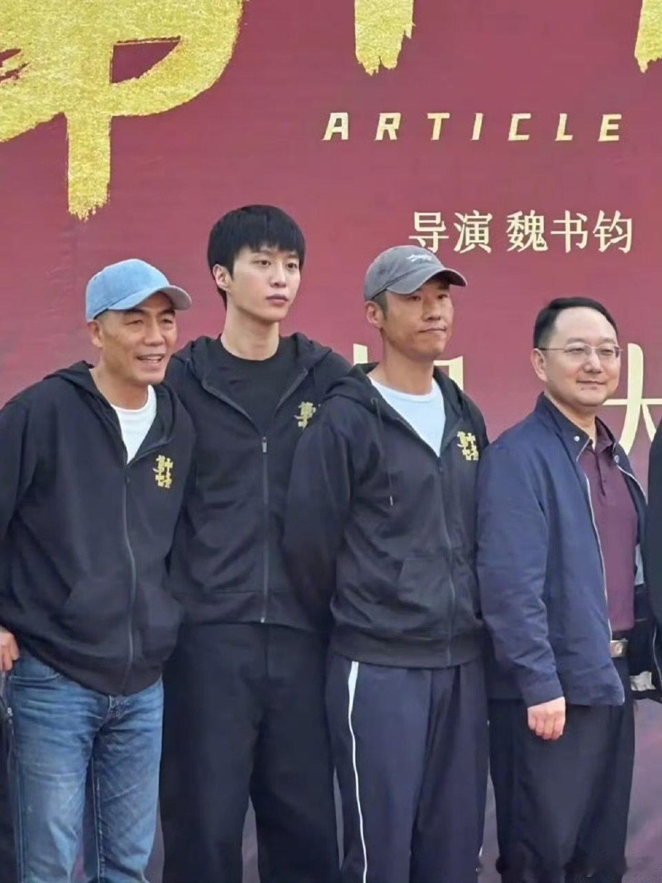 范丞丞电影第十七条开机邓超范丞丞电影第十七条开机现实法治题材 + 强势班底，两人