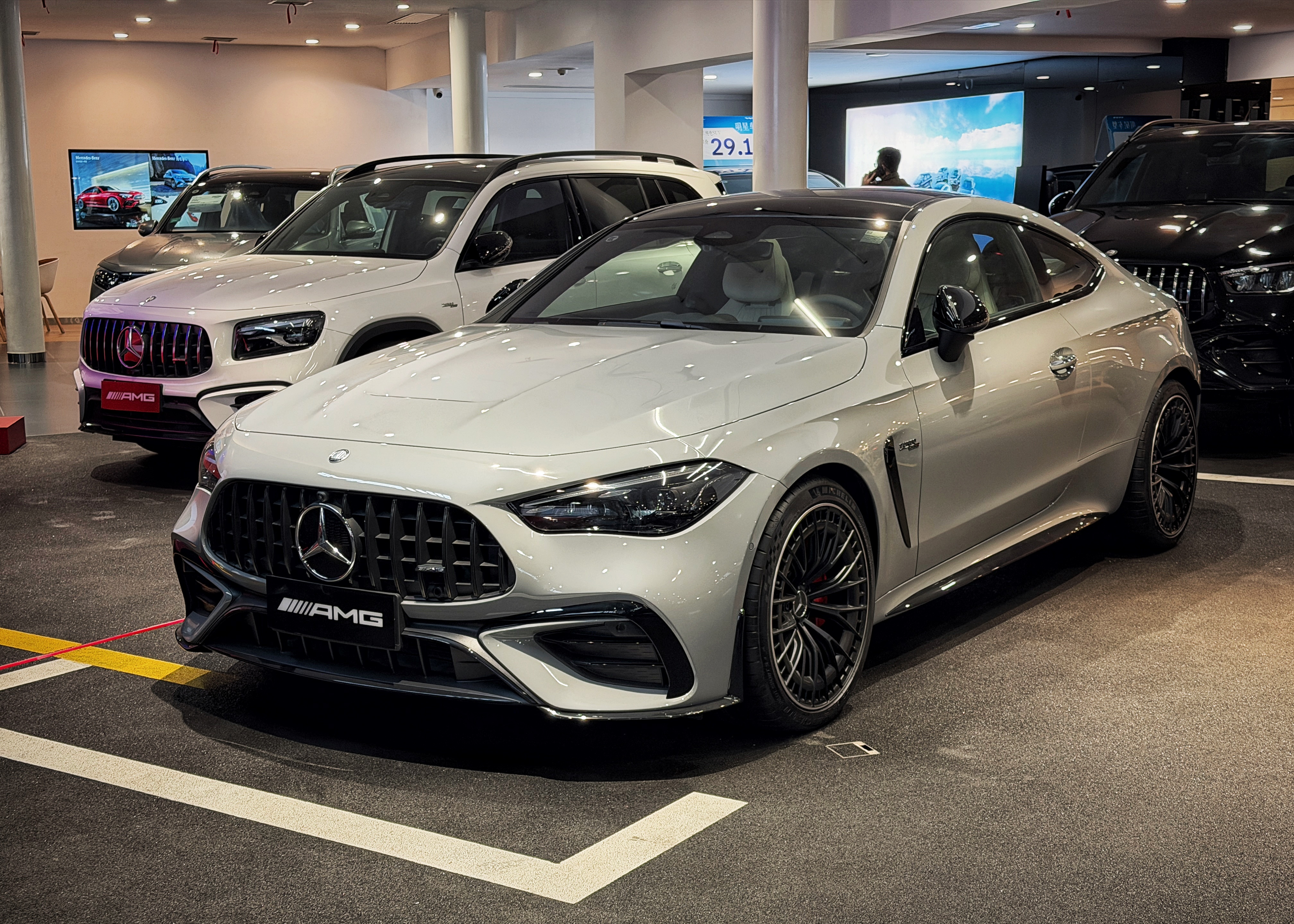 不是我说你，水泥灰的53 CLE也太帅了，这要是回头变成V8 63S 那还得了？