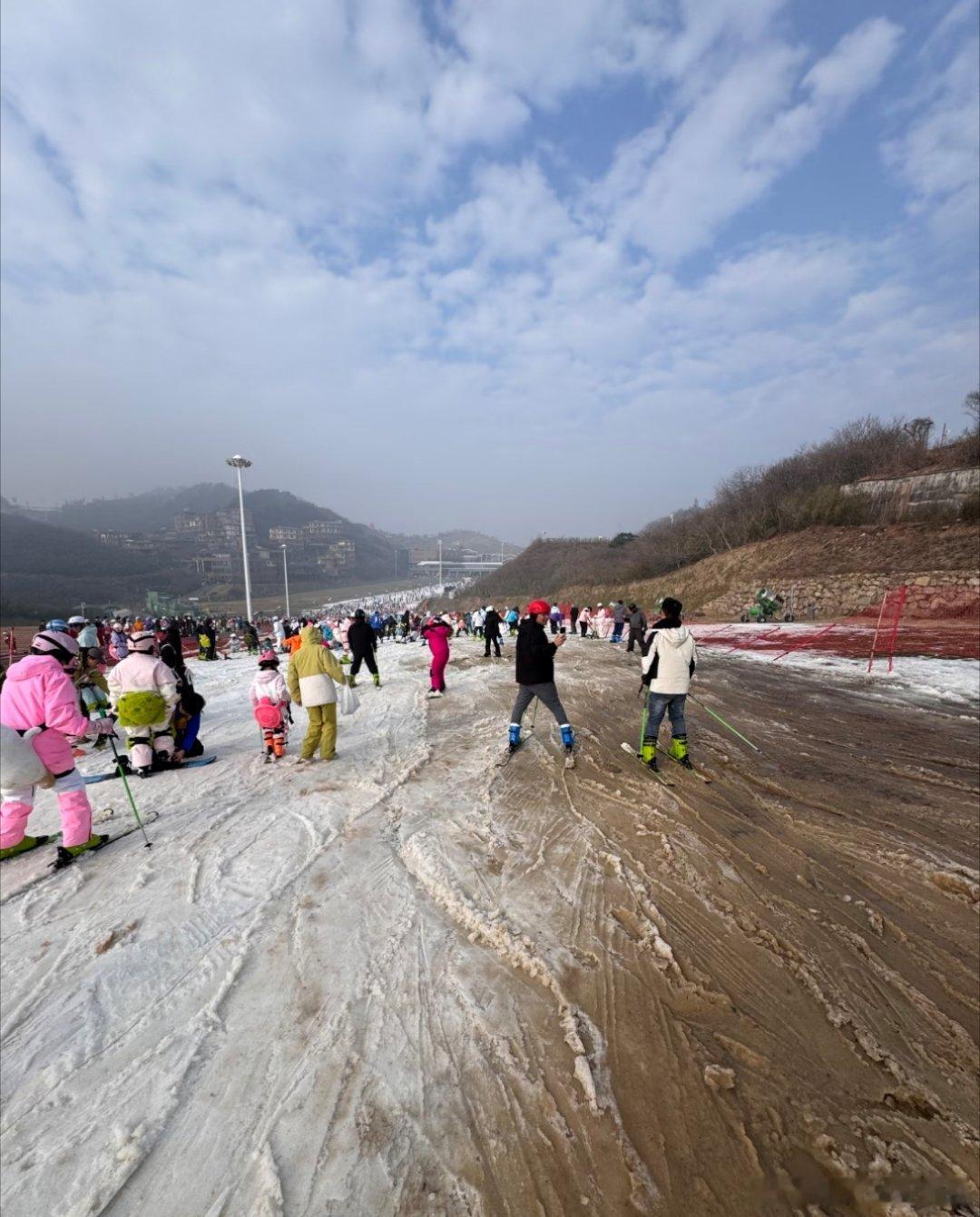 让更多人参与到冰雪运动中来现在冰雪运动确实已经非常火了，甚至南方人比北方人更热衷