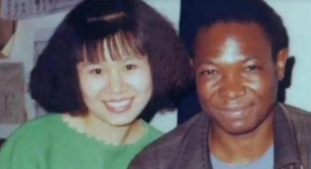 1996年，清华才女王丽红要嫁非洲乌干达，轰动整个亲友圈，亲人全员劝阻，母亲以死