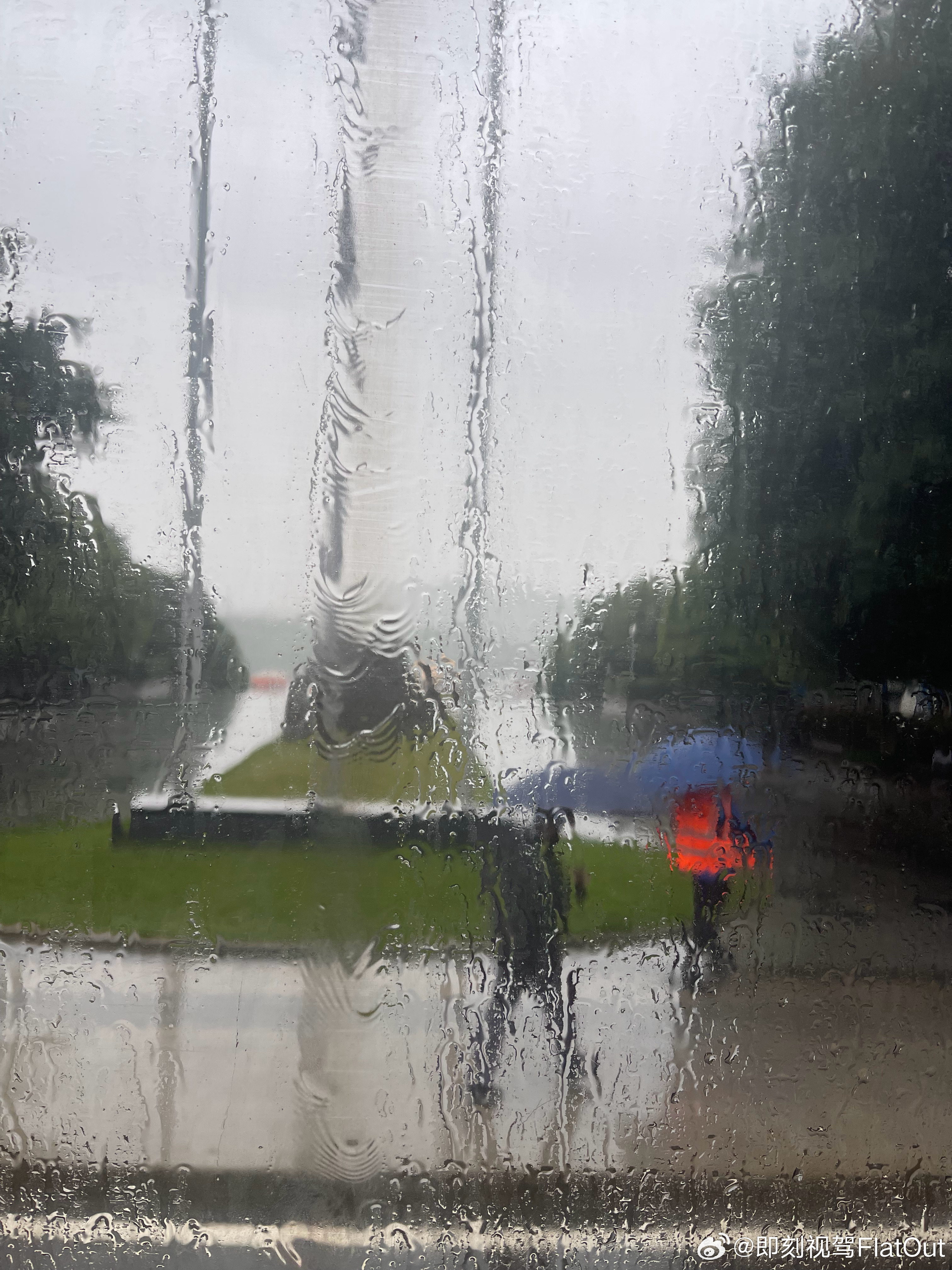 一张图证明我来过这里今天的重庆下雨了雾也很大[泪奔][泪奔]听说最近重庆一直蒙蒙