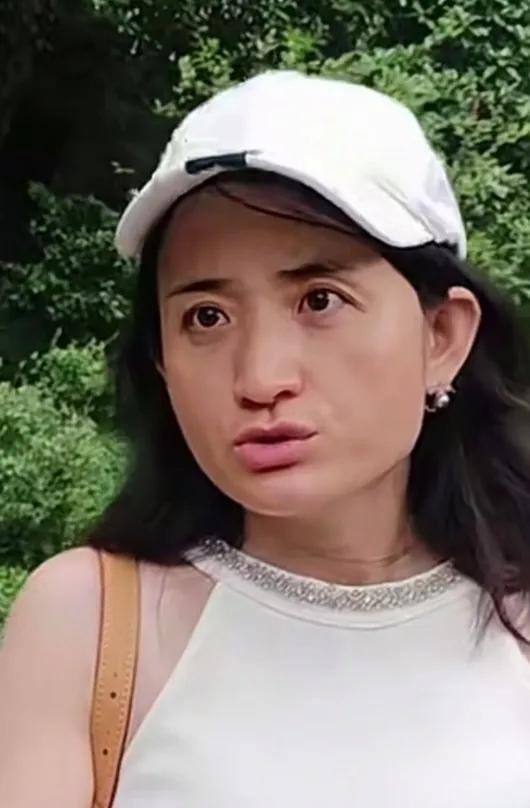 有人说大龄剩女雅典娜小时候学个猴戏，绝对能成角儿的。我觉得不该这样说人家，虽然长