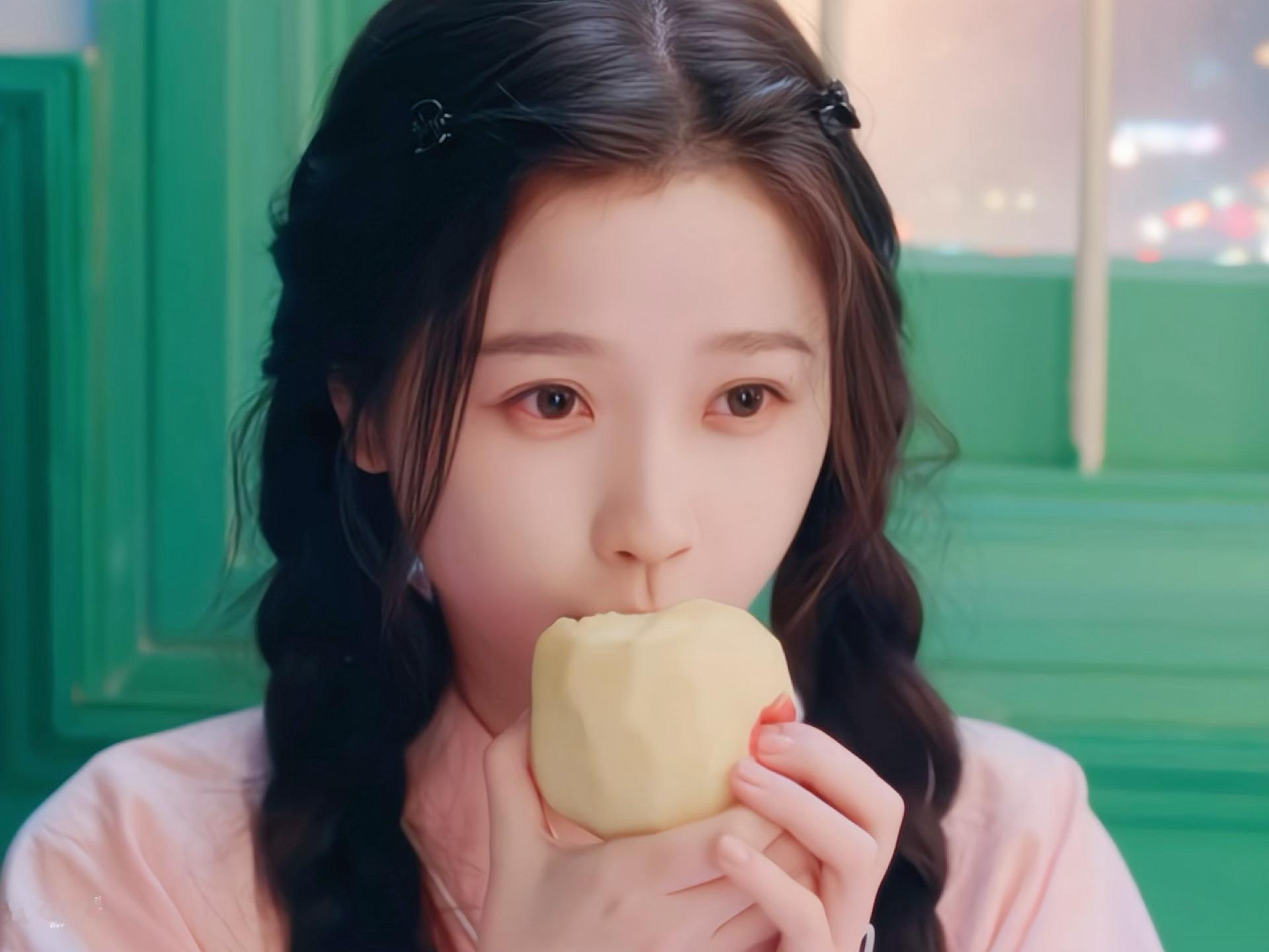 姜暮吃苹果这里好像萌萌的小兔子噢🐰🍎·虞书欣 双轨 