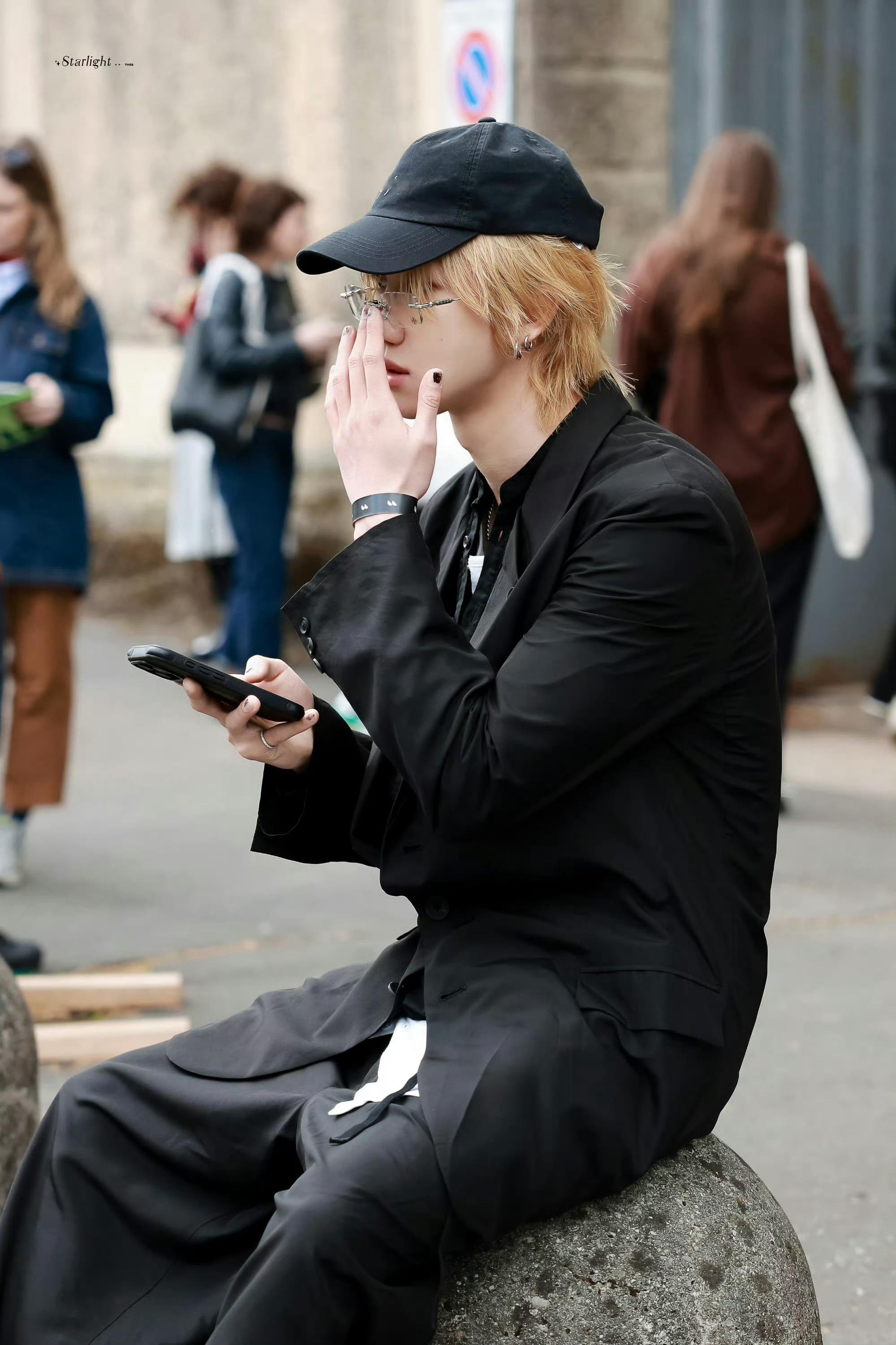 穿搭的神…🖤徐明浩 米兰设计周看展中🕶All Black 山本耀司加持，Ru