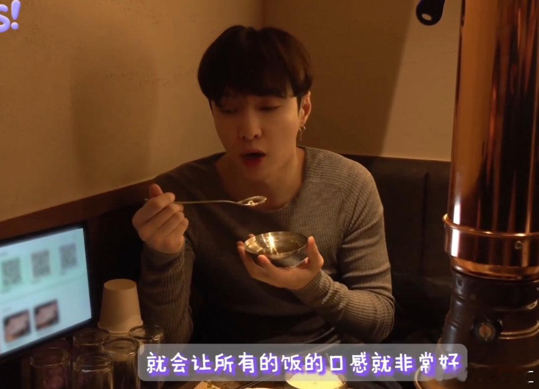 张艺兴也是老吃家啊张艺兴才是隐藏老吃家吧！吃饭搭配绝了，点评还这么专业，吃商怕不