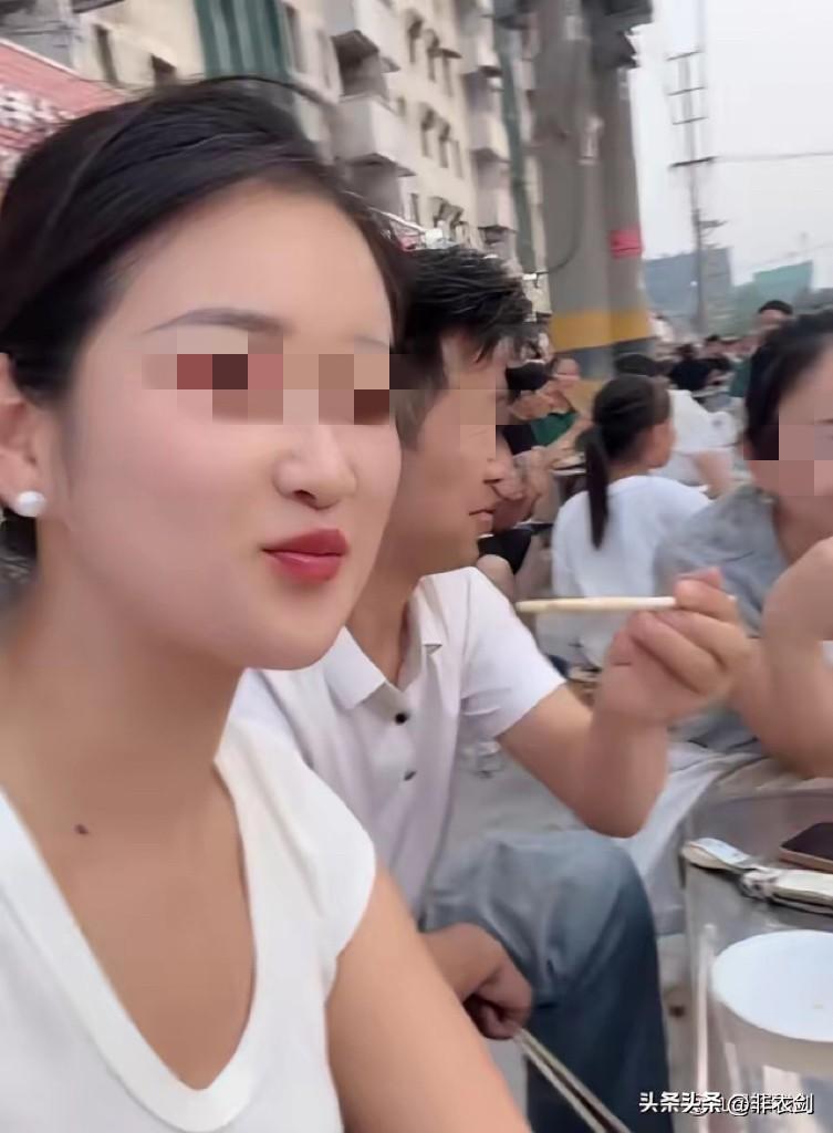 贵州一女子，没对象也没结婚。平时出门吃饭、晚上散步，全是男闺蜜陪着。

上班累了