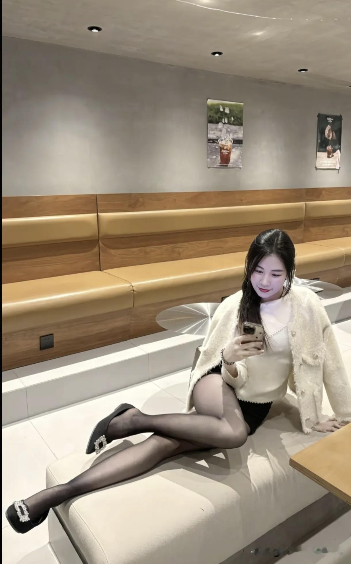 职场穿搭怎样更显女人味?
中午跟姐妹小聚一会[啤酒]