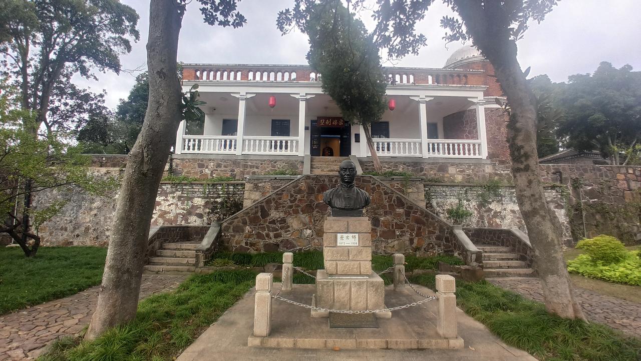 秋到无锡梅园，不见缤纷。不似春光也灿烂。走进梅园，参观梅园，唯有感受，荣氏家族几