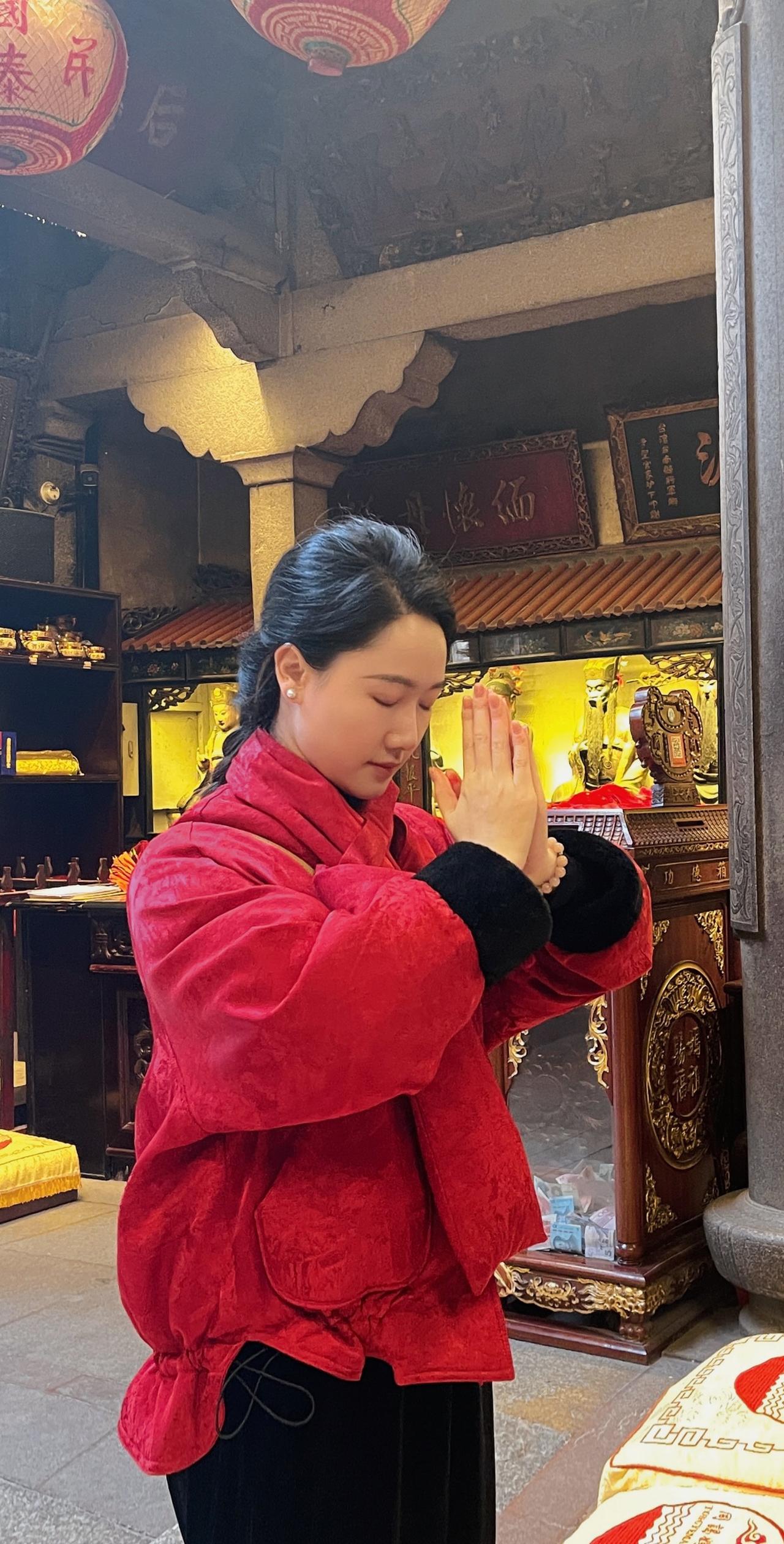 跪下去是敬畏，闭上眼是真心。这一刻，我与妈祖悄悄对话。
寺庙 记录身边的传统文化