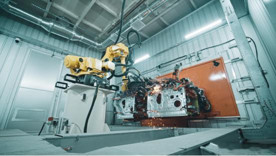 2026北京车展开幕首日，岚图汽车重磅官宣提速纯电战略，全速发力纯电新赛道，明确