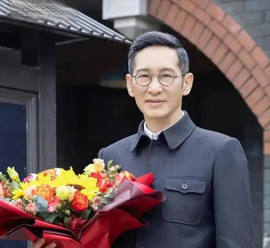 演员王劲松，今年五十八，无儿无女，没有结过婚。有记者问他，不想找个人共度余生吗，