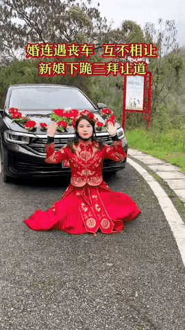 新娘下跪三拜，跪出了格局，一拜拜出了教养，二拜拜出了大义，三拜拜出了美德。
婚车