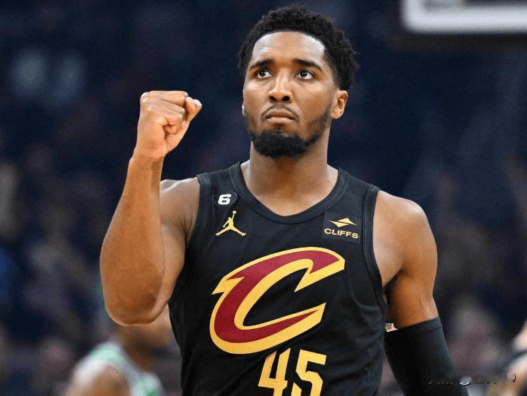 骑士118-113黄蜂上演精彩对攻大战，米切尔末节发力收割，阿伦26+14制霸内