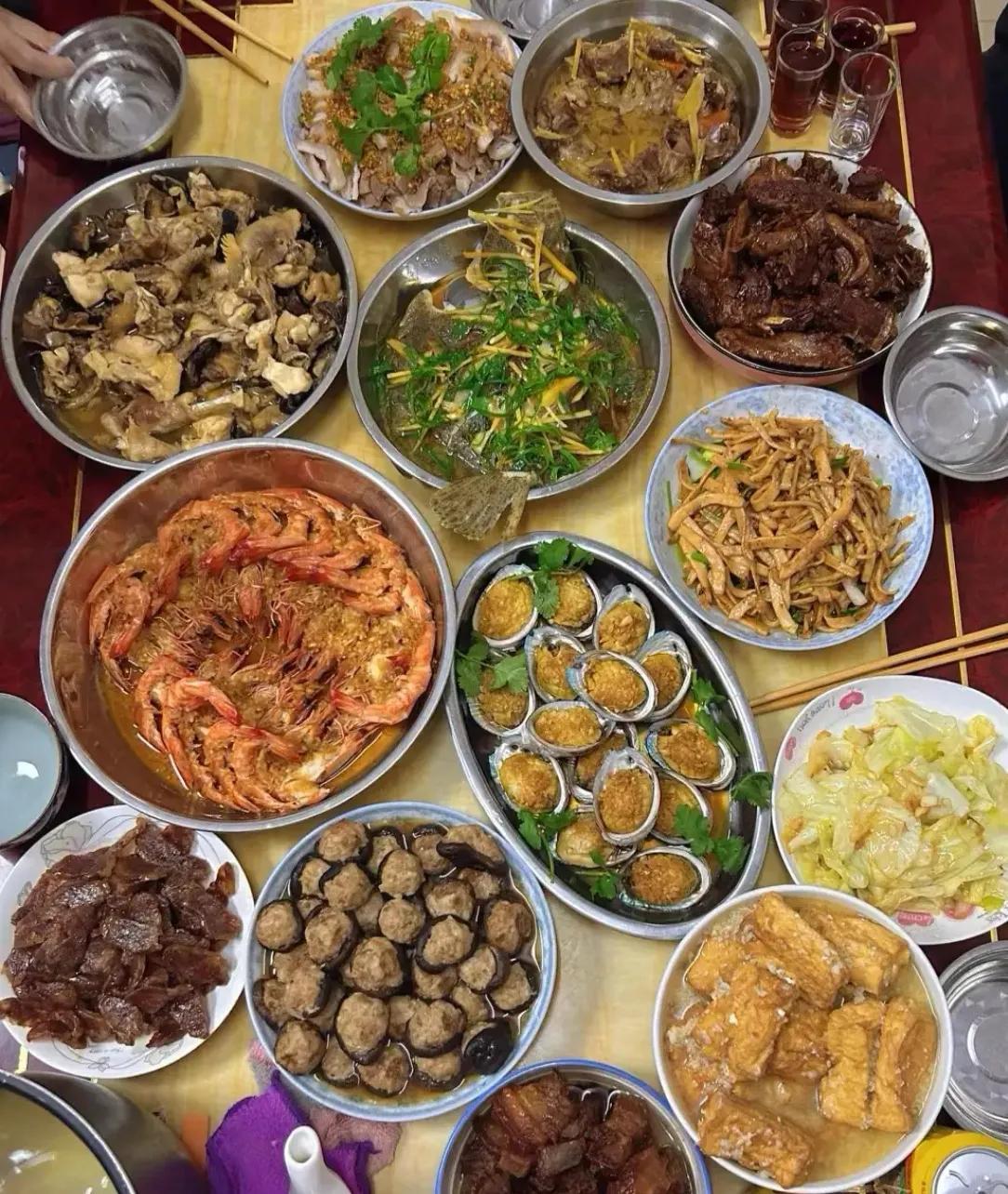 远嫁后，婆家的午饭,桌上摆满了肉,看着十分丰盛,却没有一筷子合我的口味。
满桌清
