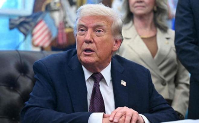 特朗普大放厥词：中国拿着我们给的7220亿造军舰，养活了中国军队。
 
首先说下