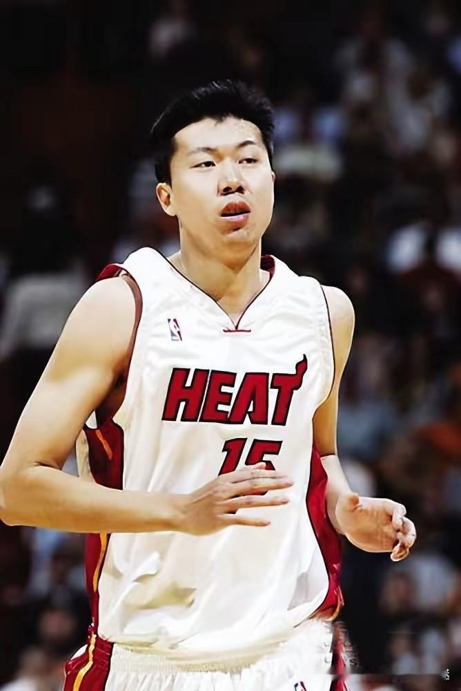 今天我们说说王治郅的NBA养老金，目前48岁的王治郅已经领取养老金3年，而且未来