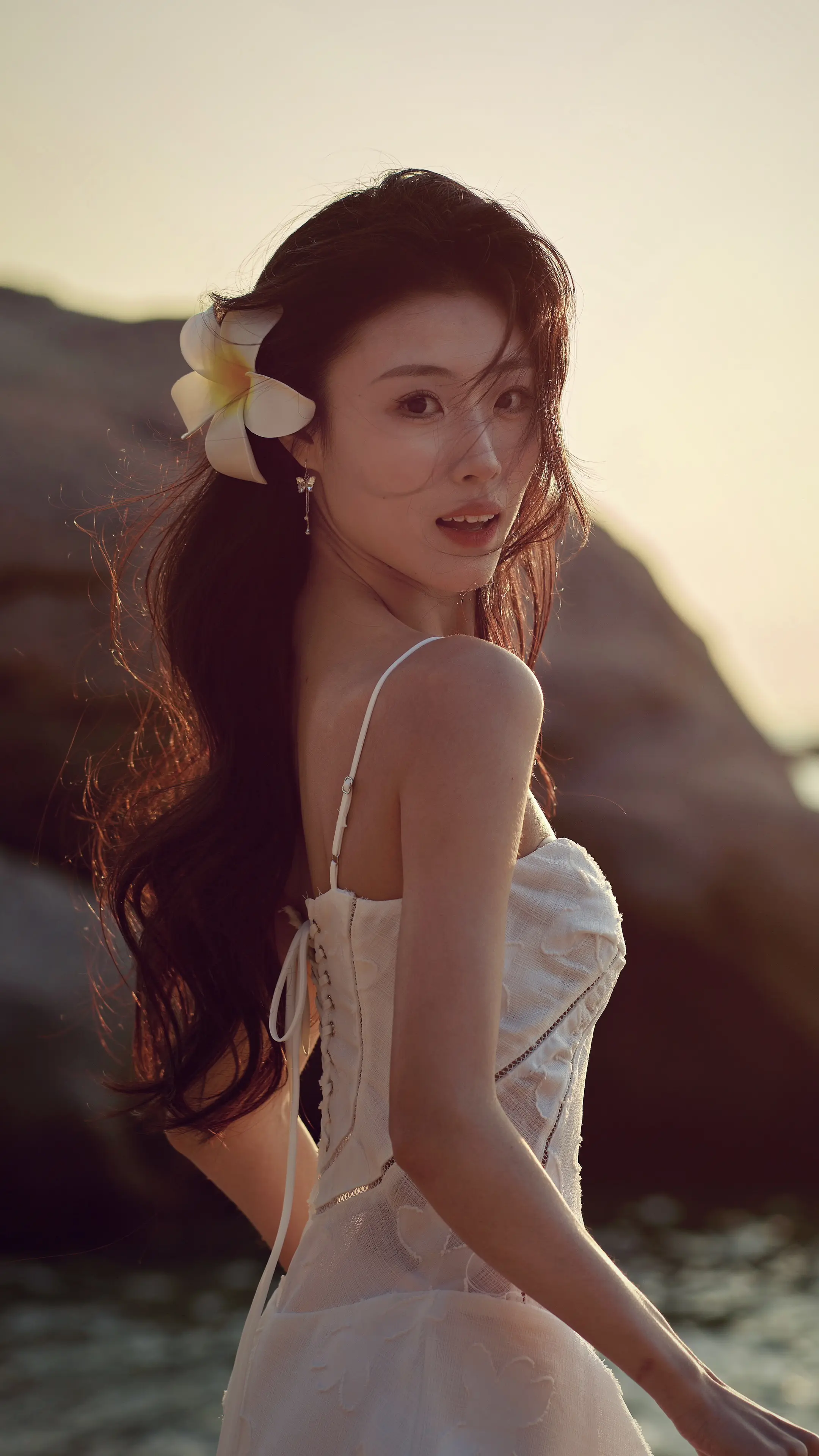 她是一座白色的岛屿。