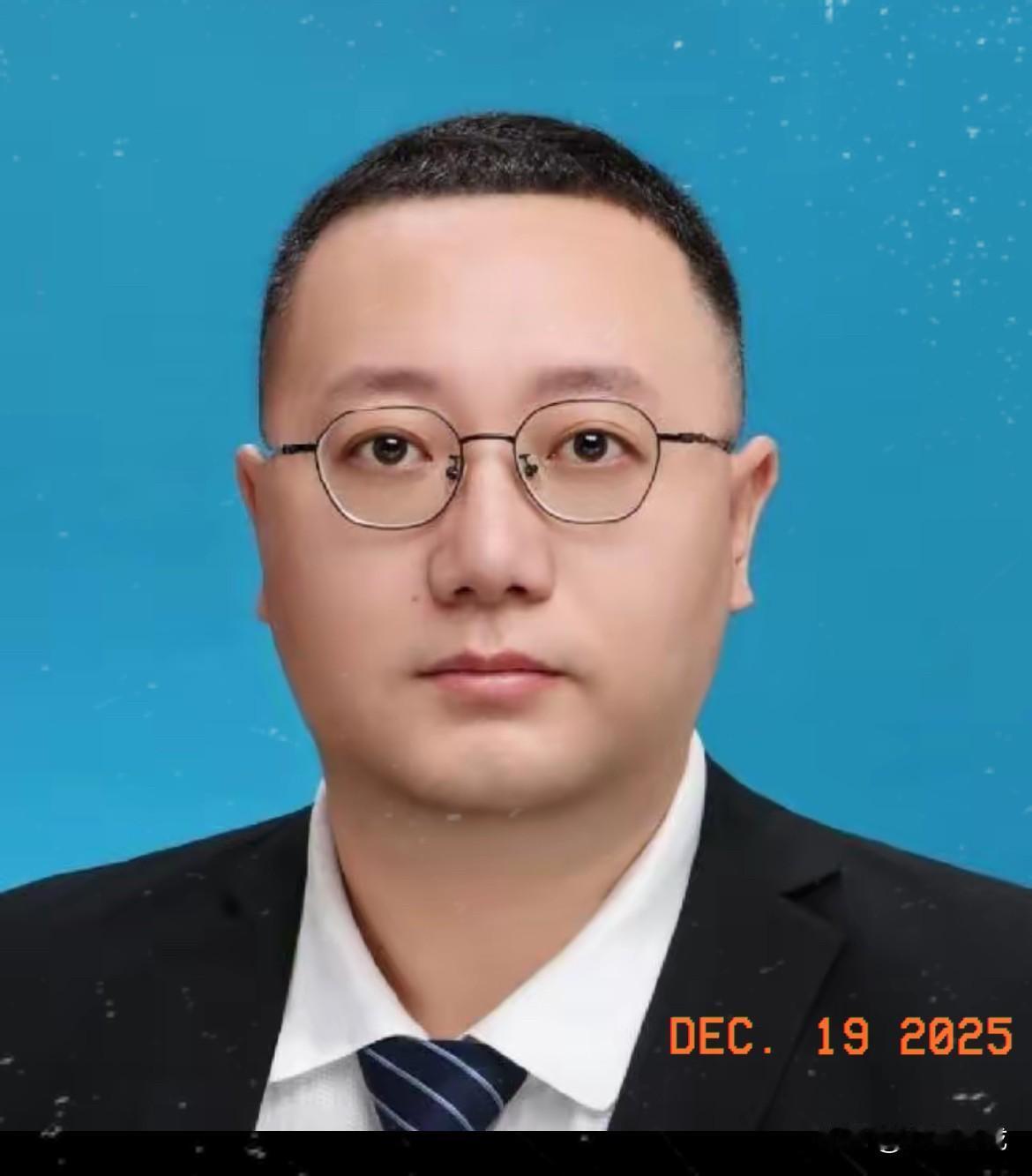 四十出头的白涛教授，
在新疆干了件改变西北生态的大事！
别人躲着沙漠走，他带着团