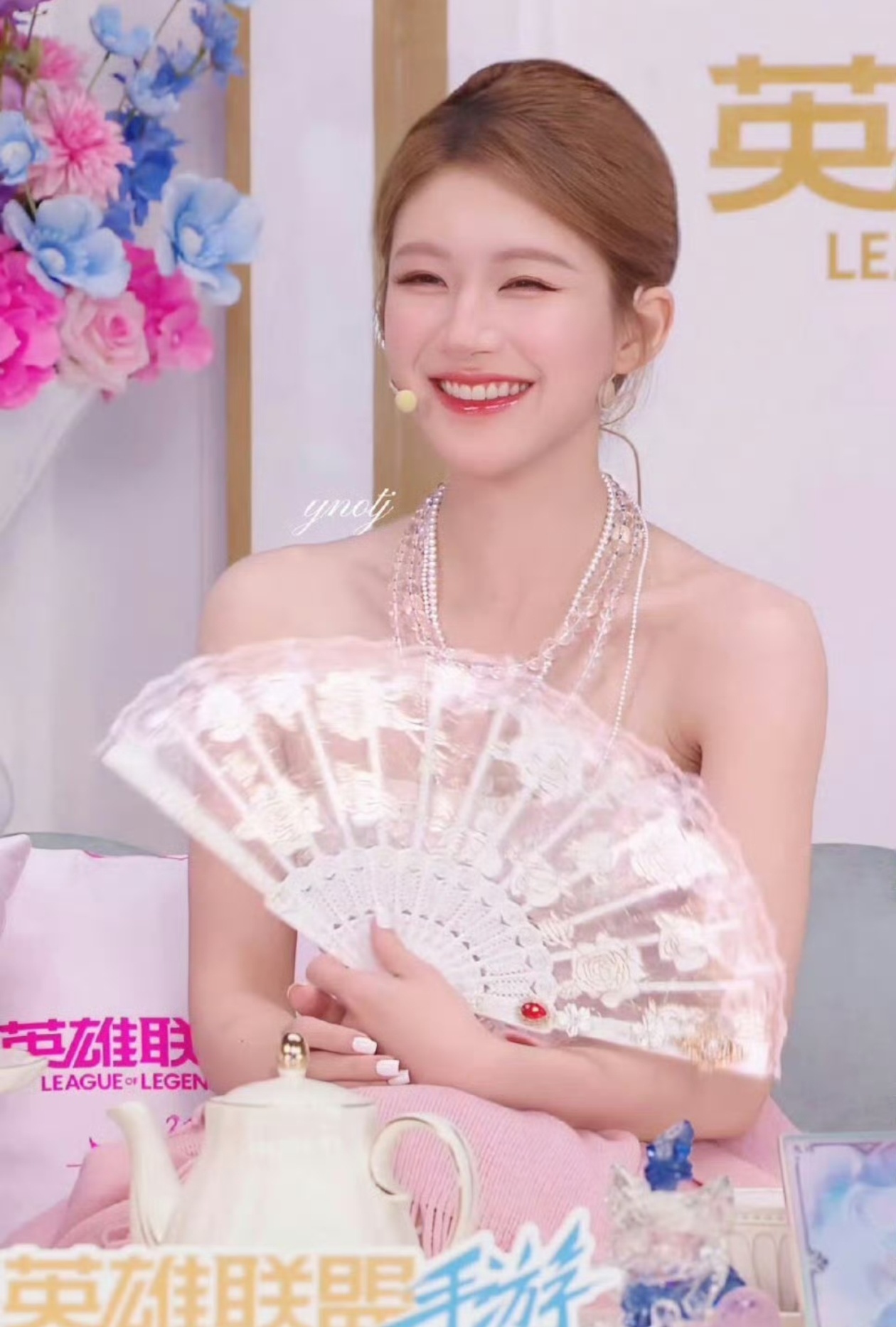 赵露思水晶玫瑰裙不做打工牛马的赵露思美出天际！[抱一抱][抱一抱]真的是打工催人