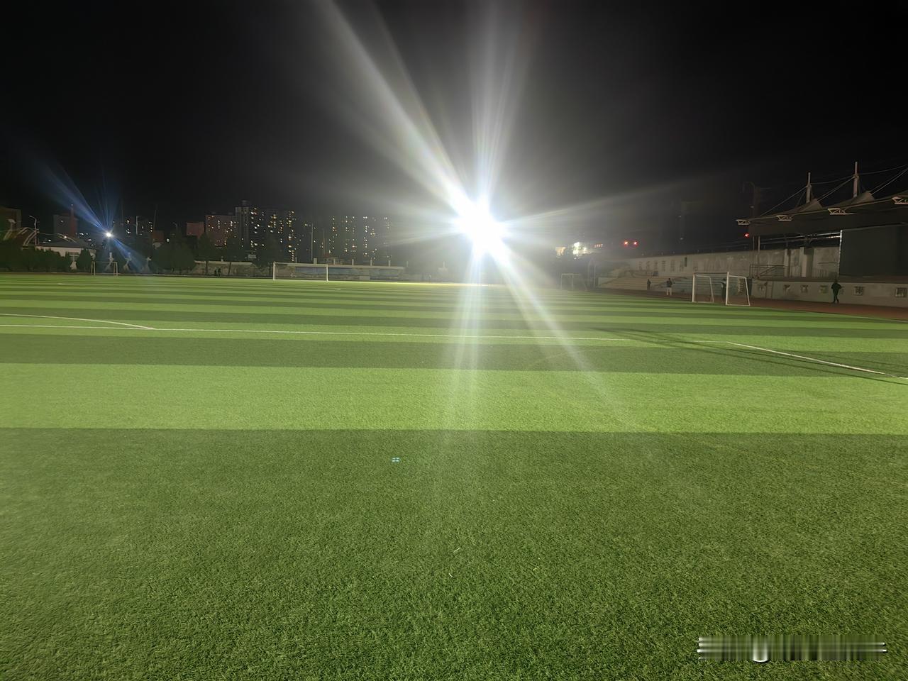 40岁的土木局！
强烈的灯光下，
偌大的体育场，
只身一人踱步徘徊，
与其说生不