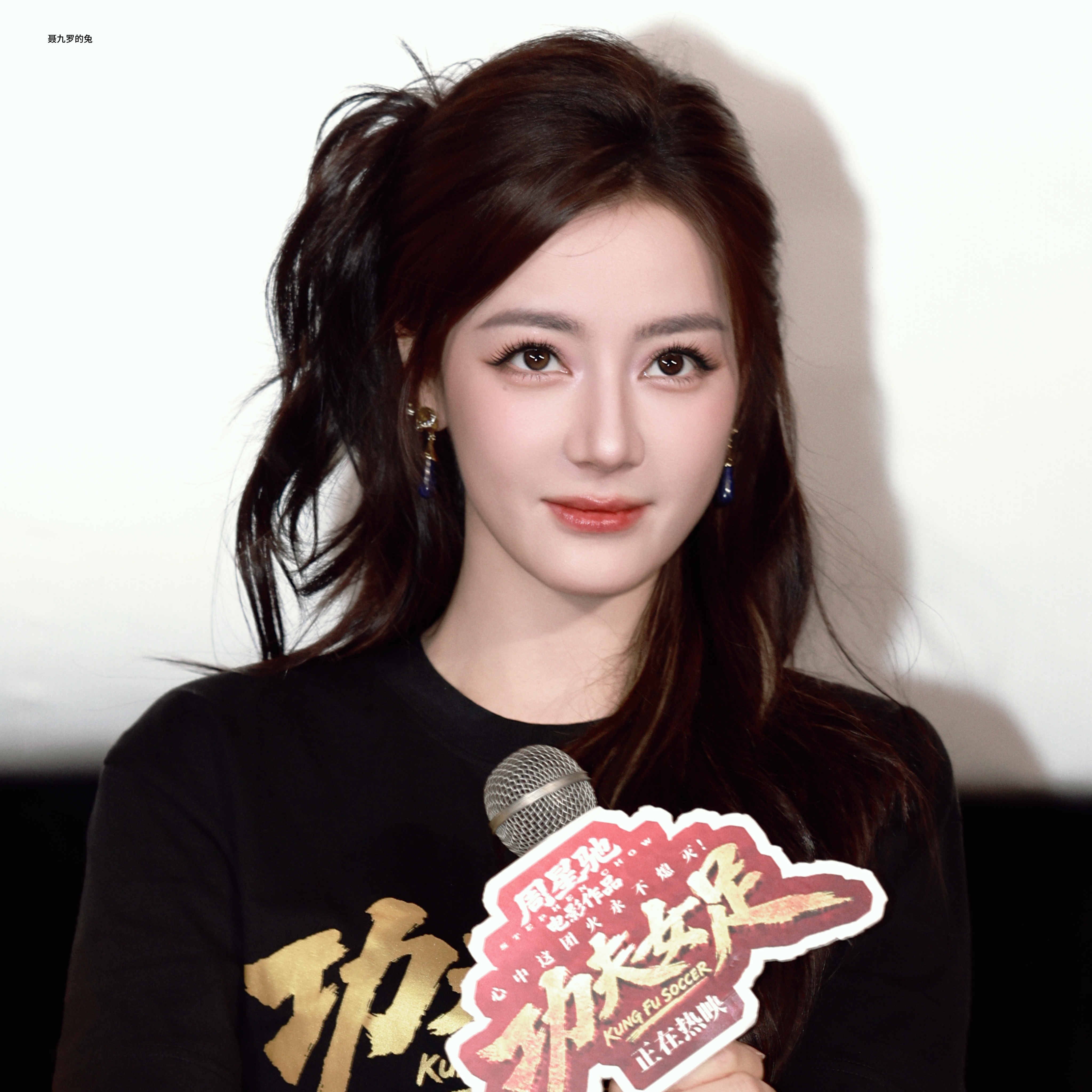 热巴不仅有美丽的皮囊，更有有趣的灵魂任谁都会被这样好的她给打动吧谁让迪丽热巴唱的