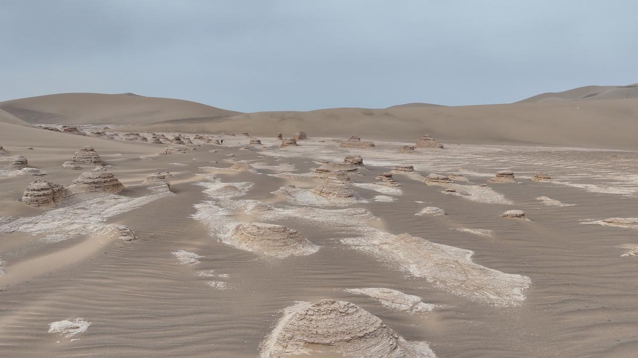 风的杰作——雅丹地貌
在哈密的广袤大地上，有一片神秘而壮观的景象，它们是大自然的