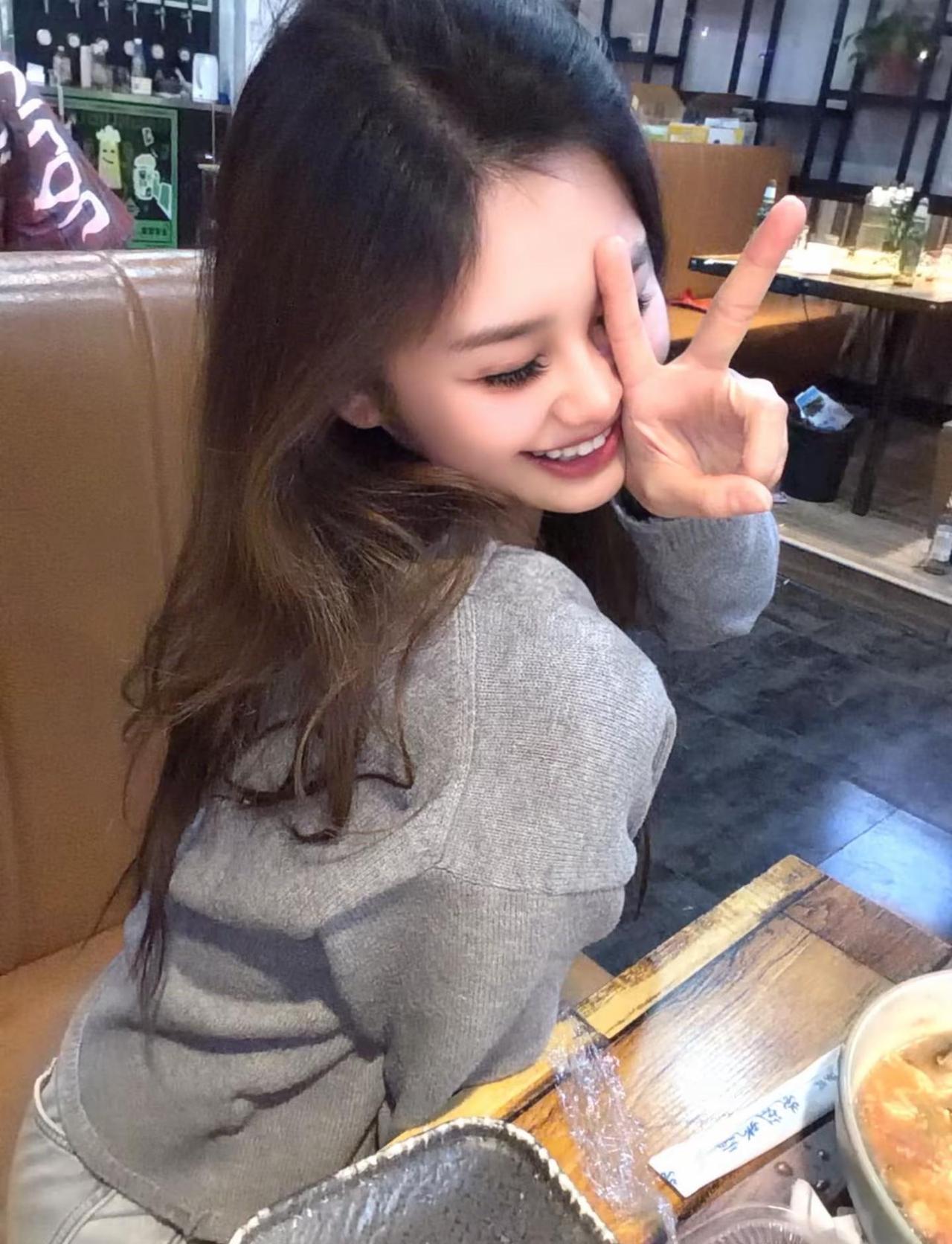 不太疯，不古板，可以微醺，可以大醉，可以合群，还可独行，可以安静，更可独处，比爱