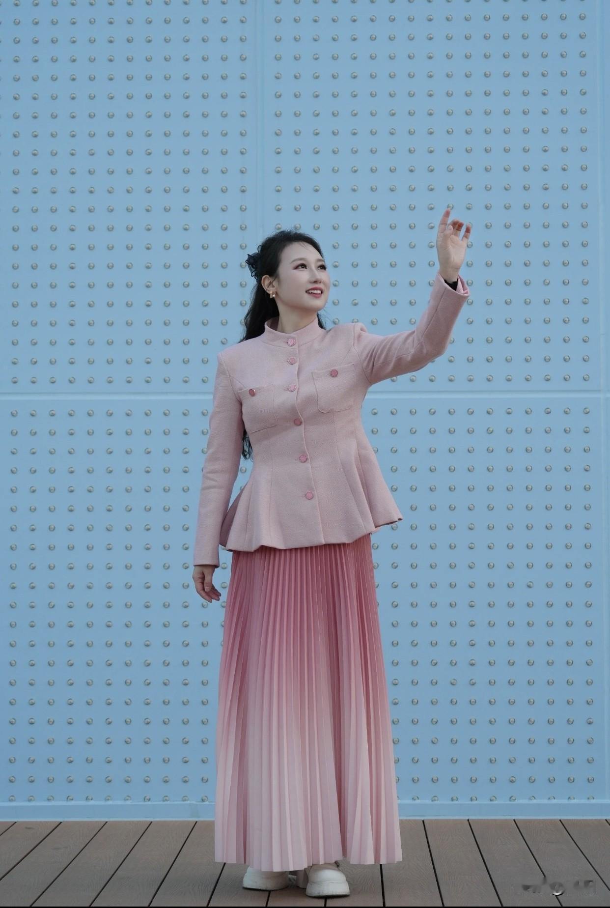 舒服又好看的穿搭有哪些海风轻拂，粉裙飘逸，桥上少女，心旷神怡。