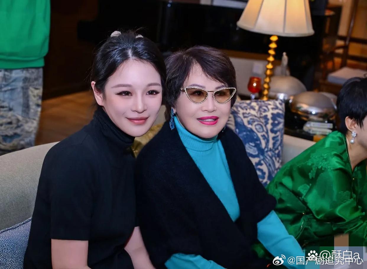 靳羽西在上海豪宅举办私人晚宴，化妆加P图仍然老态龙钟，小15岁的男友艾伦未出现，