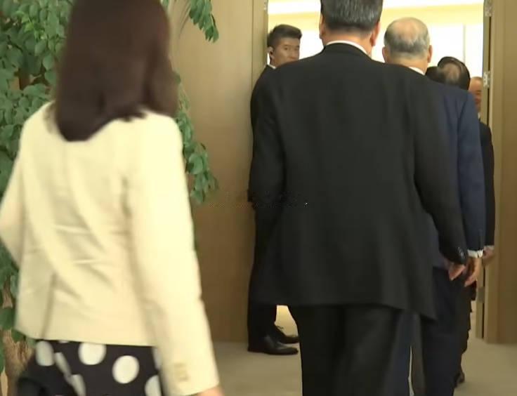 4月9日，上午，上海，猜猜这个黑色圆白裤子的女士是谁？。。。乃菁呀，尹乃菁图5是