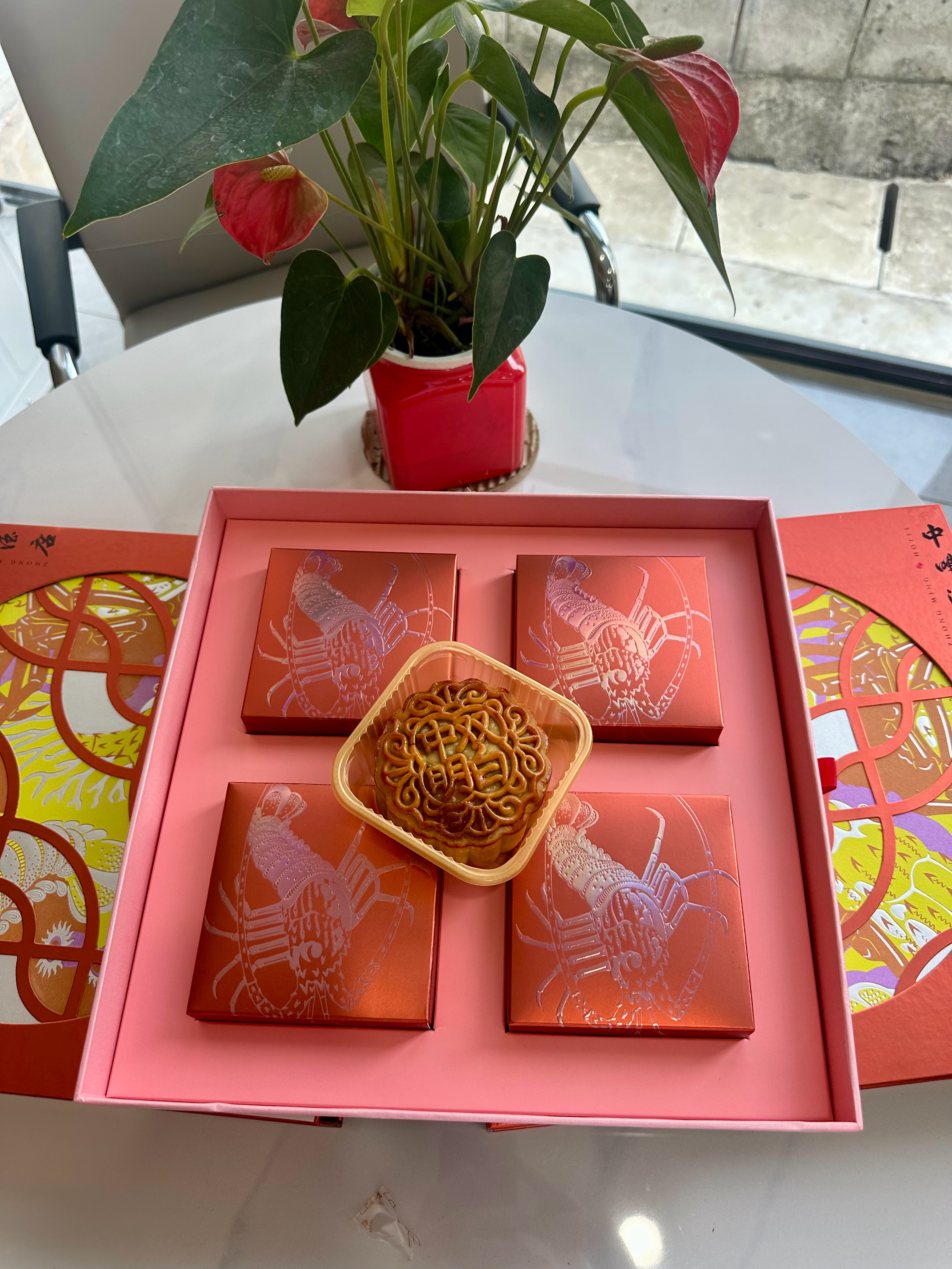 广东供应商快递来中秋礼物，五仁和莲蓉两种口味受到年轻同事们的喜欢，我对月饼不感兴