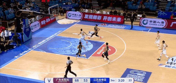 陈家政抢断后快攻上篮不中，徐杰顺势补篮命中。cba俱乐部杯