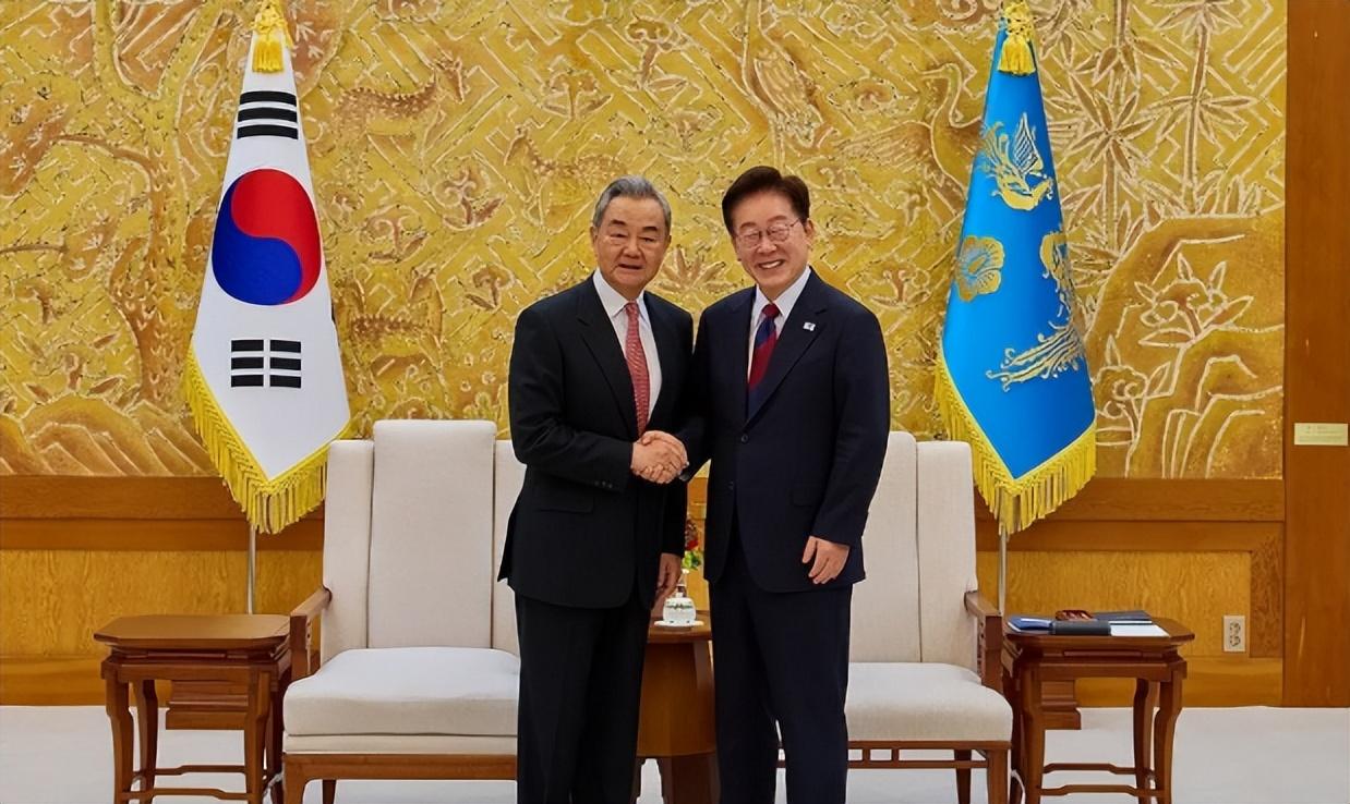特朗普砍军演敲打韩国，李在明不怒反笑：正好收回指挥权，拥抱中国
2026年8月1